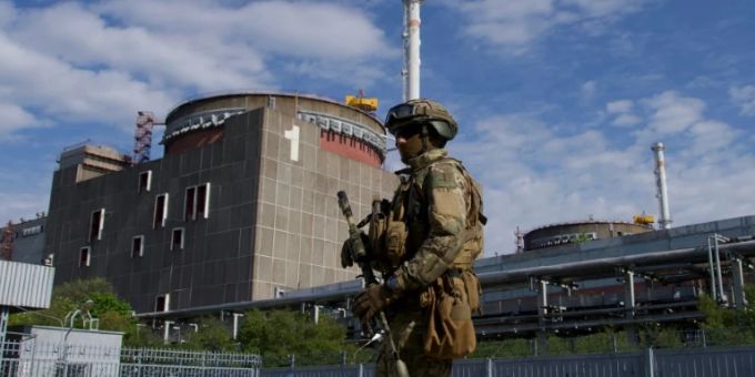 Russischer Soldat vor dem ukrainischen AKW Saporischschja. Saporischschja