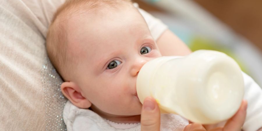 Muttermilch und Säuglingsnahrung sind im ersten Lebensjahr die wichtigste Flüssigkeit.