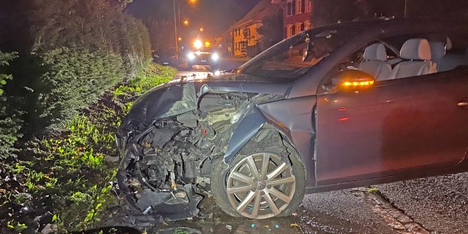 Die Autofahrerin wurde beim Unfall leicht verletzt Die Autofahrerin wurde beim Unfall leicht verletzt