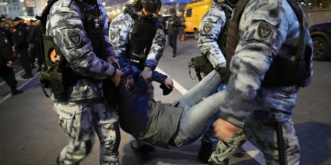 Polizisten halten einen Demonstranten während einer Demonstration gegen die Anordnung einer Teilmobilisierung der Streitkräfte fest. Foto: Alexander Zemlianichenko/AP/dpa Demonstration
