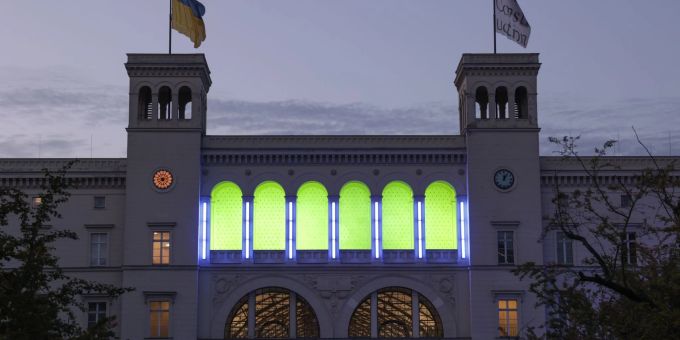 Die Lichtinstallation von Dan Flavin an der Aussenfassade des Museums Hamburger Bahnhof wird abgeschaltet. Die Lichtinstallation von Dan Flavin an der Aussenfassade des Museums Hamburger Bahnhof wird abgeschaltet.