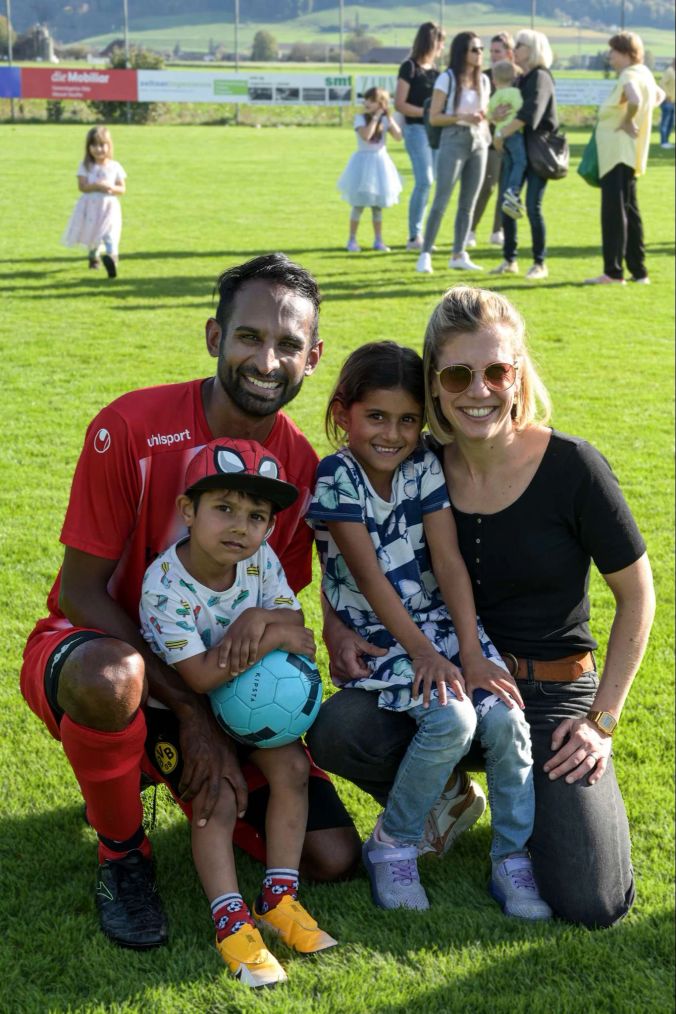 Familie Vasantganathan: Gausi mit Nilo und Carmen mit Nyah.