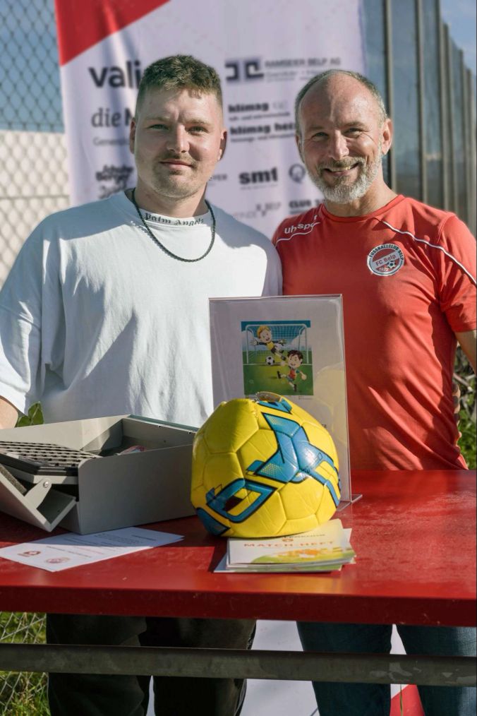 Joel (l) mit Vater Marcel Hess (r) machen die Kasse.