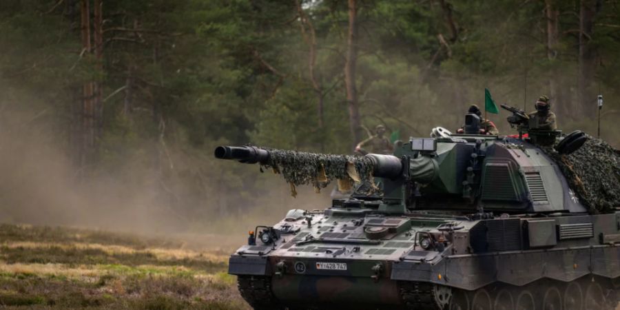 ARCHIV - Eine Panzerhaubitze 2000 (kurz PzH 2000) der Bundeswehr fährt während der Übung «Wettiner Heide» auf dem Übungsplatz. Foto: Philipp Schulze/dpa