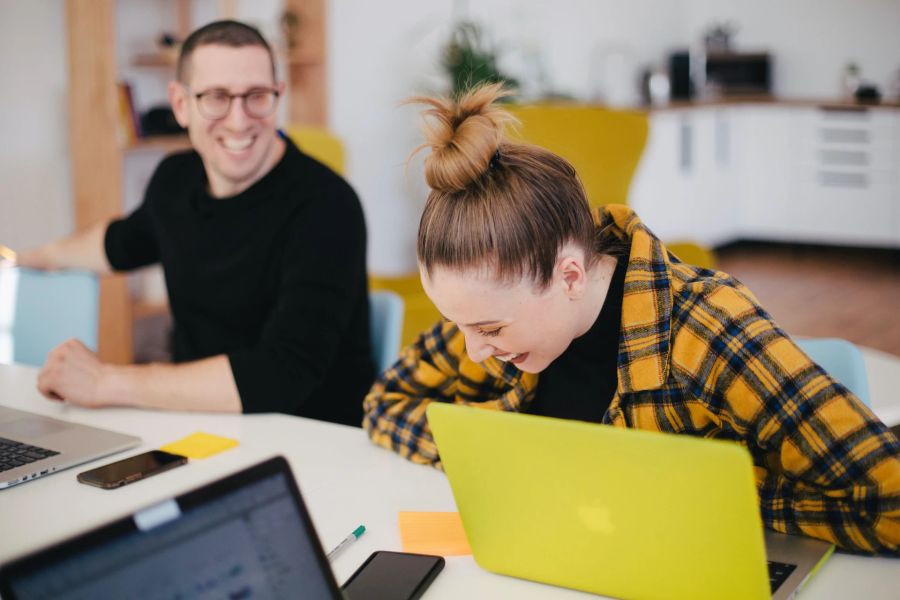 Frau Laptop Lachen Kollege Büro Office