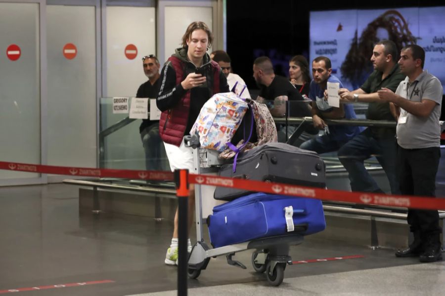 Ein russischer Mann bei der Ankunft am Internationalen Flughafen Swartnoz ausserhalb der armenischen Hauptstadt Jerewan, am 22. September 2022.