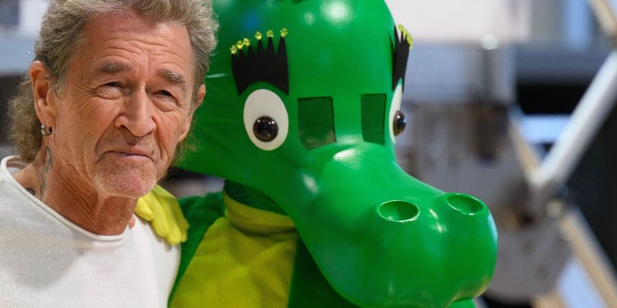 Sänger Peter Maffay neben dem Drachen Tabaluga.