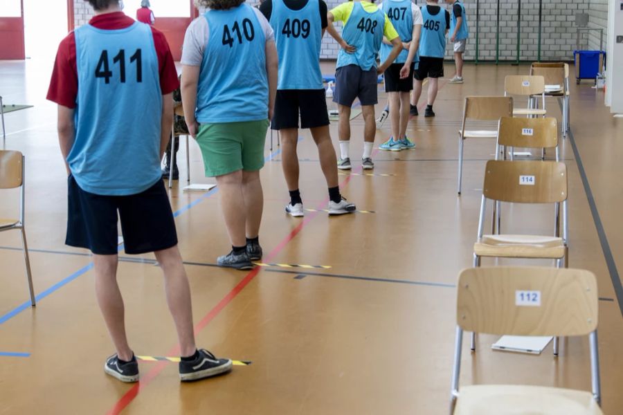 Junge Männer an der Rekrutierung beim Sporttest.