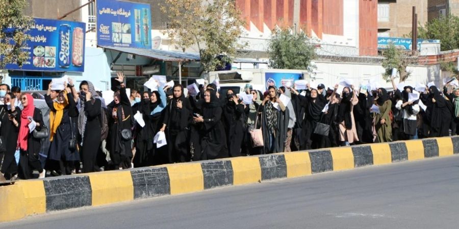 Afghanische Studentinnen demonstrieren in Herat