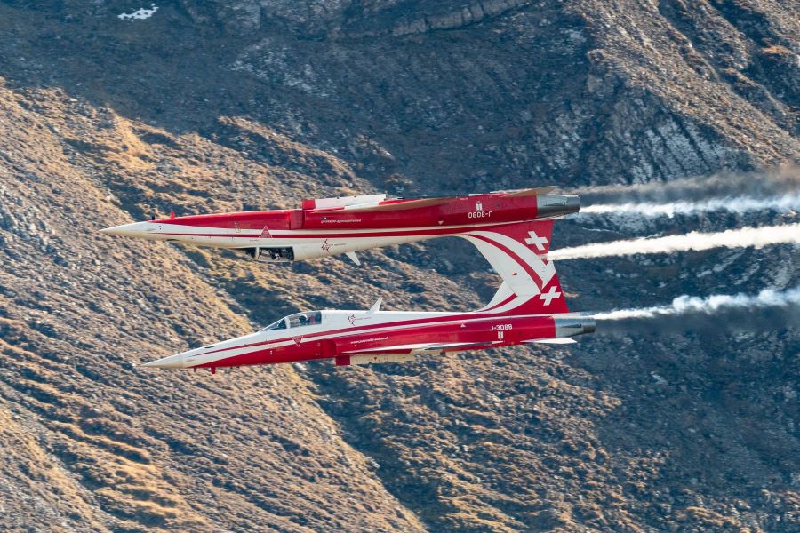 Zwei F-5 Tiger der Patrouille Suisse fliegen das aus «Top Gun» bekannte Manöver während der Flugshow auf der Axalp 2018.