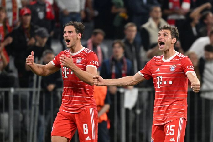 Leon Goretzka (l.) und Thomas Müller gehören zu den Top-Verdienern bei Bayern München. Bayern München