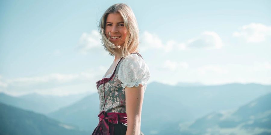 Frau mit Dirndl