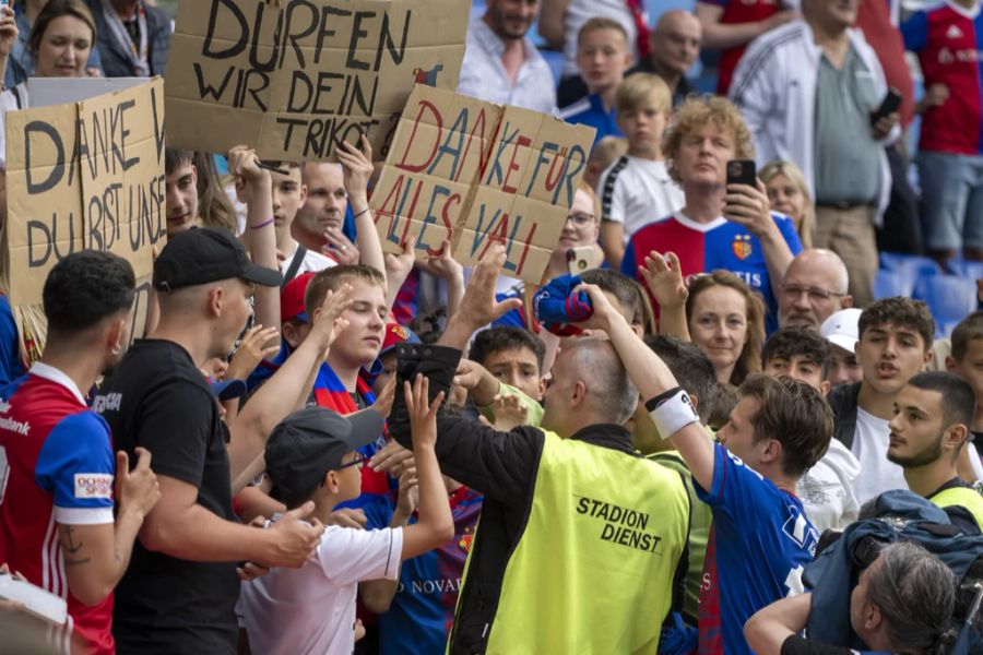 Die Fans wollen die Shirts, wie hier beim Abschied von Valentin Stocker.