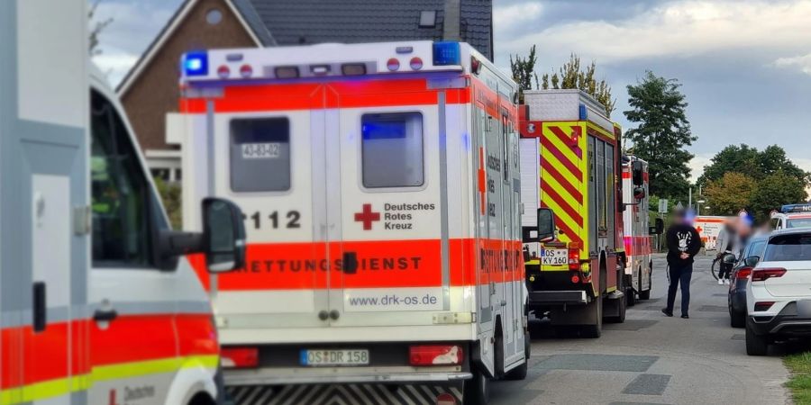 Rettungskräfte stehen vor dem Einfamilienhaus in Fürstenau.