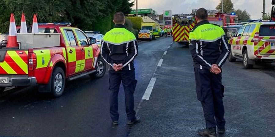 Rettungskräfte sind nach einer Explosion an einer Tankstelle in der Grafschaft Donegal im Einsatz. Bei der Explosion sind Berichten zufolge mehrere Menschen verletzt worden. Foto: Nina Gabel/PA Wire/dpa