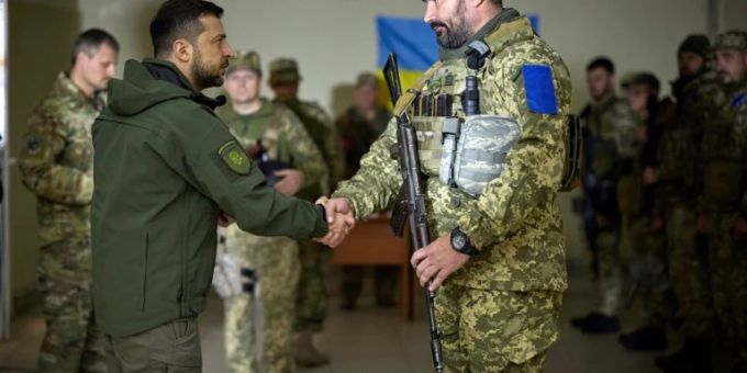 Selenskyj mit Soldaten in Isjum Selenskyj mit Soldaten in Isjum