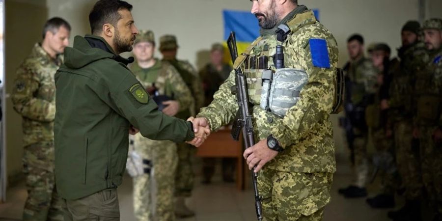 Selenskyj mit Soldaten in Isjum