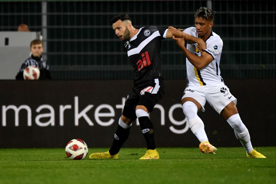 Luganos Renato Steffen (l.) im Duell mit Kevin Rüegg von YB.