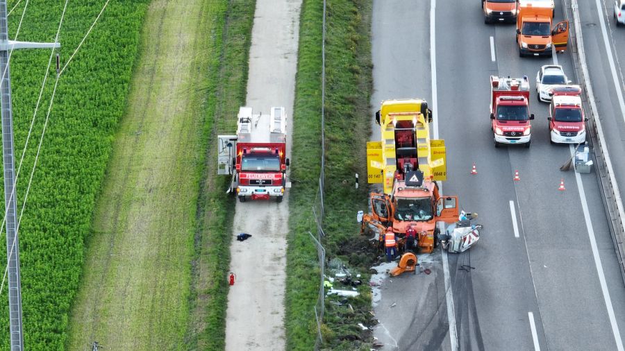 Ein Sattelmotorfahrzeug und ein Unterhaltsfahrzeug waren kollidiert.