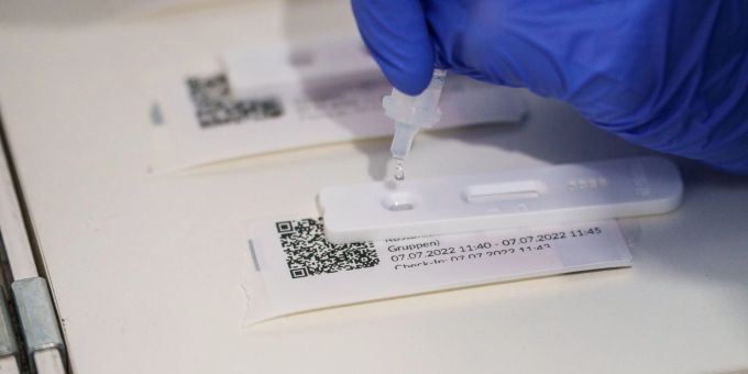 Die Corona-Zahlen in Deutschland steigen an. Corona-Test für Schüler und Kita-Kinder