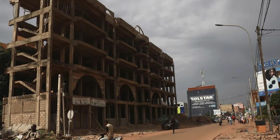 Nur wenige Menschen wagen sich am Freitag auf die normalerweise belebten Strassen von Burkina Fasos Hauptstadt Ouagadougou. Foto: Sophie Garcia/AP/dpa