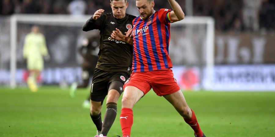 Johannes Eggestein (l) vom FC St. Pauli im Zweikampf mit dem Heidenheimer Patrick Mainka.