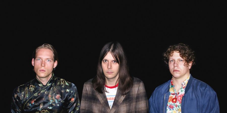 Kevin Kuhn (Schlagzeug), Julian Knoth (Bass und Gesang) und Max Rieger (Gitarre und Gesang) sind Die Nerven.