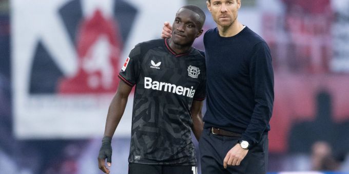 Leverkusens Moussa Diaby (l) und Bayer-Trainer Xabi Alonso. Moussa Diaby