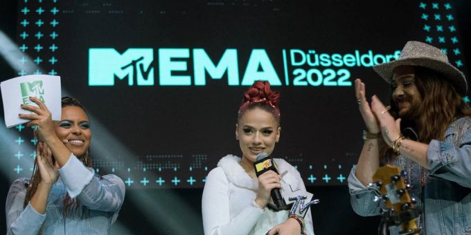 Badmómzjay mit Aminata Belli und Riccardo Simonetti bei der Preisverleihung Badmómzjay mit Aminata Belli und Riccardo Simonetti bei der Preisverleihung