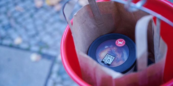 Das japanische Gericht Ramen kommt im Eimer zu seinem Kunden. Das japanische Gericht Ramen kommt im Eimer zu seinem Kunden.