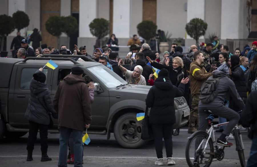 Menschen begrüssen die Ankunft von ukrainischen Armeeangehörigen in Cherson, 12. November 2022.