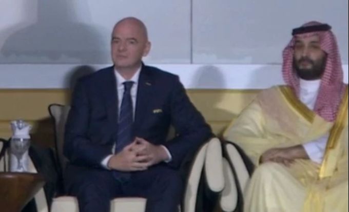 FIFA-Präsident Gianni Infantino sitzt an der Eröffnung der WM 2022 in Katar neben Saudi-Kronprinz Mohammed bin Salman. WM 2022 Infantino Salman