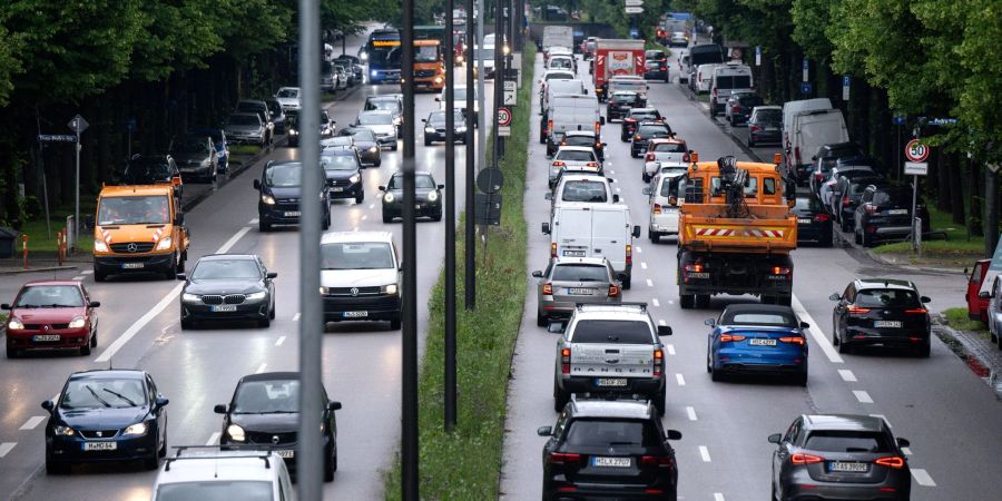 Autos fahren im Berufsverkehr über den mittleren Ring in München. Von den gesteckten Klimazielen ist vor allem der Verkehrssektor noch weit entfernt.