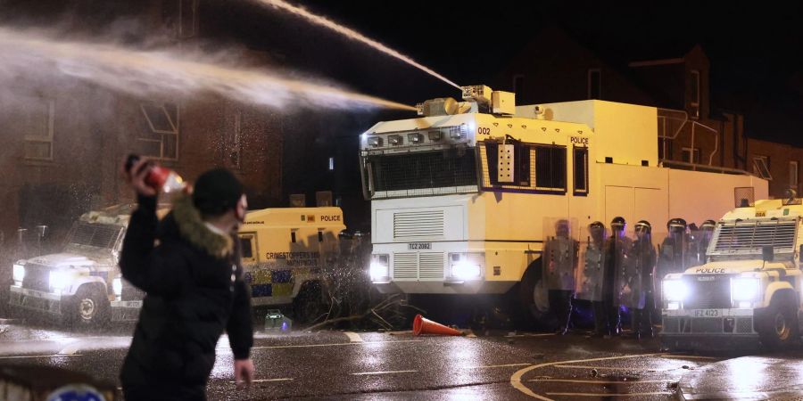 Die Polizei geht in Belfast mit einem Wasserwerfer gegen gewalttätige Proteste vor.