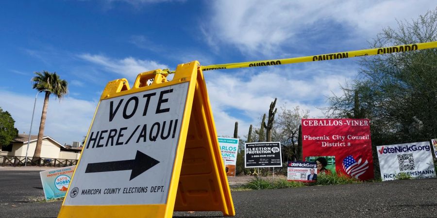 Ein Wahlschild weist den Wählern die richtige Richtung in Phoenix, Arizona.