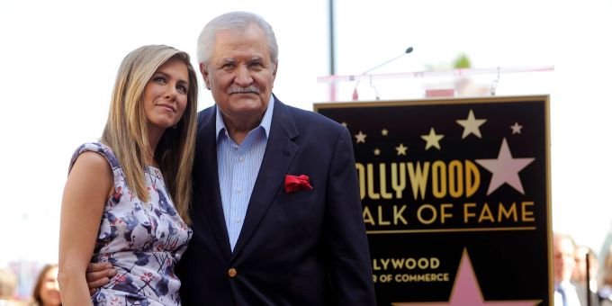 Jennifer Aniston (l) mit ihrem Vater, dem Schauspieler John Aniston 2012 in Hollywood. Jennifer Aniston John Aniston