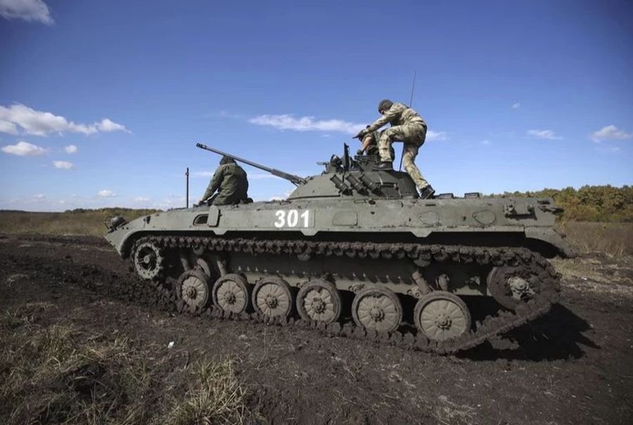 Auch die fehlende Kommunikation sei ein Problem. «Wenn ich mit dem Panzer vorrücke, weiss ich nicht, ob ich einen unserer Leute überfahre», klagt ein Soldat.