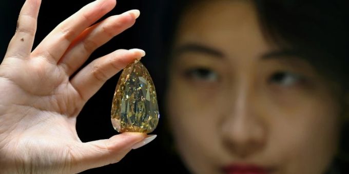 Versteigerung eines Diamanten Versteigerung eines Diamanten