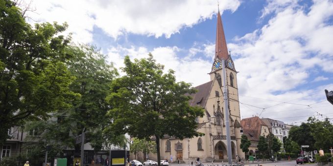 Die Heiliggeist Kirche in Basel an der Thiersteiner Allee im Gundeldinger Quartier. kirche basel