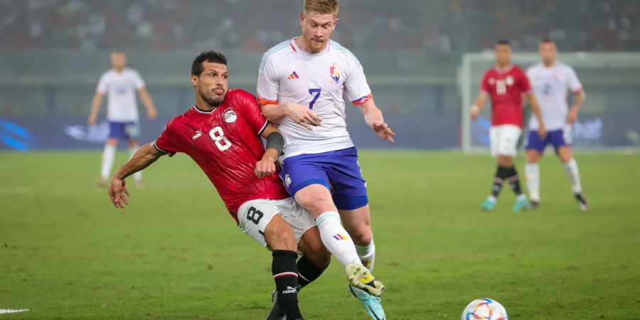 Tarek Hamed (l) aus Ägypten und der Blgier Kevin De Bruyne kämpfen um den Ball.