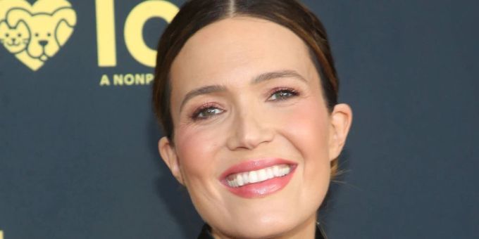 Die schwangere Mandy Moore im August auf dem roten Teppich. Mandy Moore