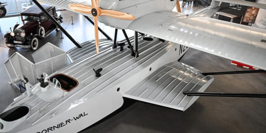 Der Nachbau eines Dornier «Wal» steht im Dornier-Museum in Friedrichshafen D. Das Museum feiert ab Donnerstag das Jubiläum des Jungfernflugs vom 6. November 1922 der Flugboot-Legende.