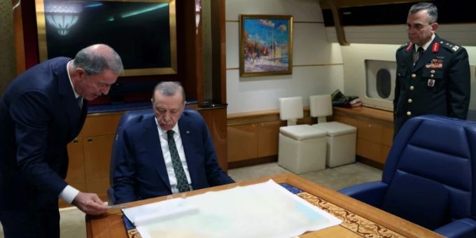 Der türkische Präsident Erdogan und Verteidigungsminister Akar an Bord der Präsidentenmaschine Der türkische Präsident Erdogan und Verteidigungsminister Akar an Bord der Präsidentenmaschine