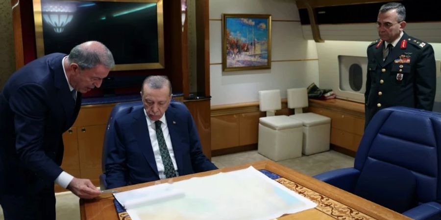 Der türkische Präsident Erdogan und Verteidigungsminister Akar an Bord der Präsidentenmaschine