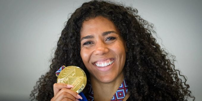 Majinga Kambundji mit gewonnener Medaille Majinga Kambundji mit Medaille