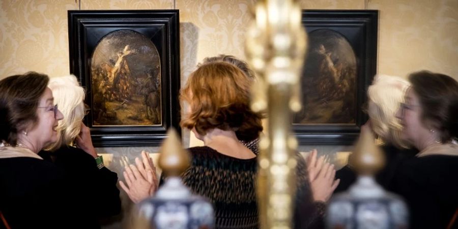 Besucher - und ihr Spiegelbild - vor der Ölskizze «Kreuzaufrichtung»