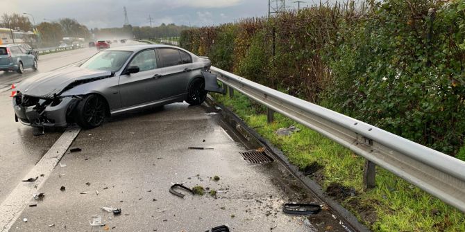 Deitingen A1: Selbstunfall eines Autos infolge Aquaplaning