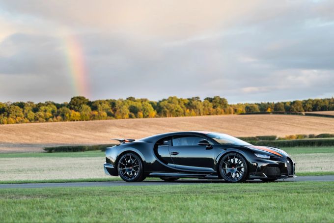 Ein Superlativ in allen Dimensionen: länger, tiefer, stärker, schneller. Der Bugatti Chiron Super Sport 300+ ist der ultimative Neuzeit-Bugatti Bugatti Chiron Super Sport