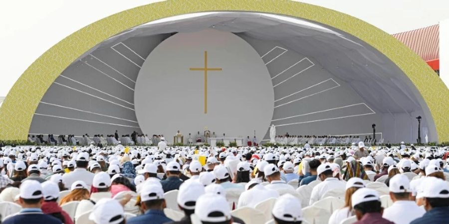 30.000 Katholiken feiern in Bahrain Freiluftmesse mit Papst.