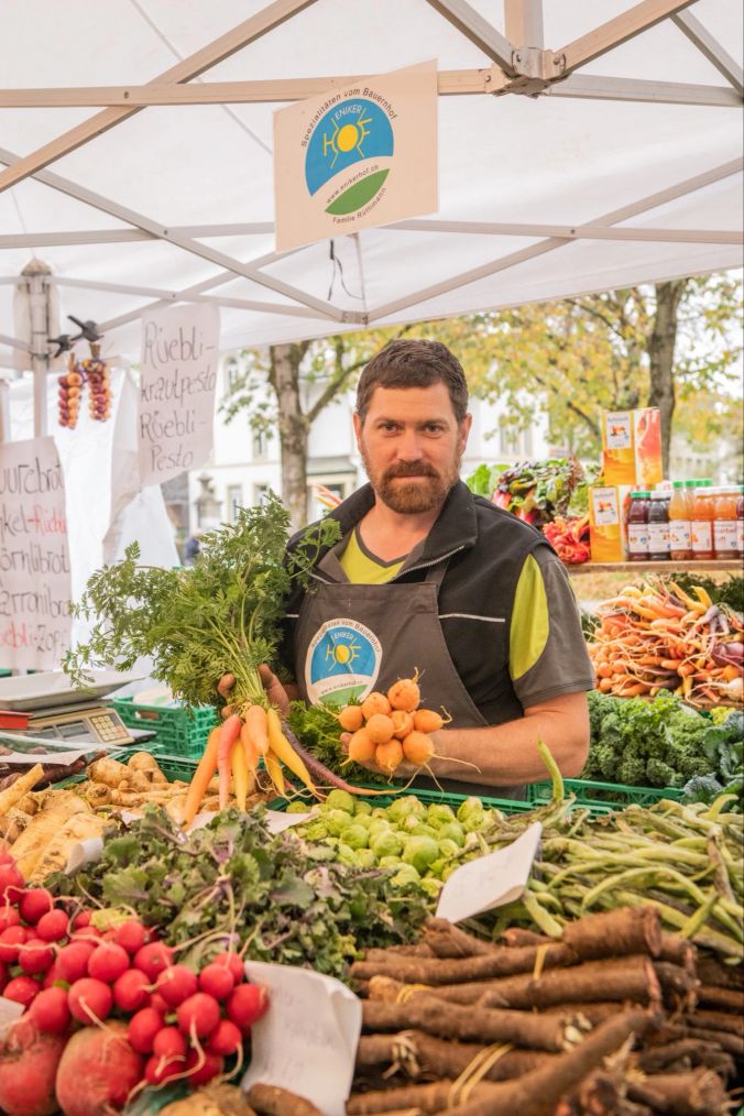 Daniel Rütimann mit Rüebli aus der eigenen Landwirtschaft